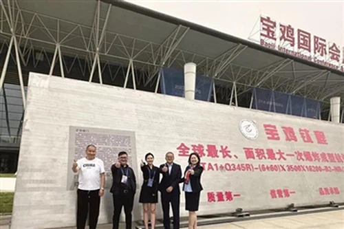 Une merveilleuse revue de l'exposition internationale de l'industrie du titan...